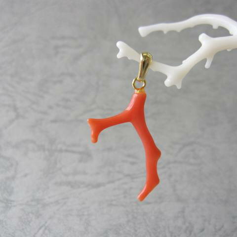 ピンク珊瑚 枝 ペンダントトップ 真鍮 天然 宝石サンゴ 珊瑚婚 還暦 誕生日 御祝 厄除 御守 3月の誕生石 ギフト プレゼント 結婚35周年 珊瑚職人