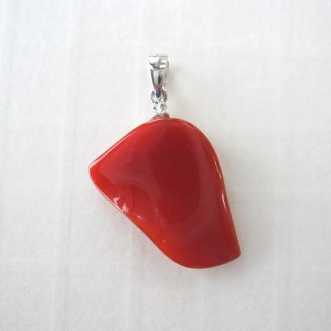 日本・高知産赤珊瑚 変形ペンダントトップ K18WG ダイヤモンド0.01ct 『宝石サンゴ』 珊瑚婚 還暦 誕生日 御祝 厄除 御守 3月の誕生石 ギフト プ...