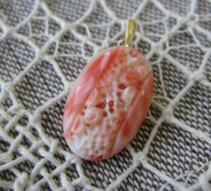 ピンク珊瑚 桜の彫りペンダントトップ K18 サクラ 『宝石サンゴ』 珊瑚婚 還暦 誕生日 御祝 厄除 御守 3月の誕生石 ギフト プレゼント 結婚35周年 珊...