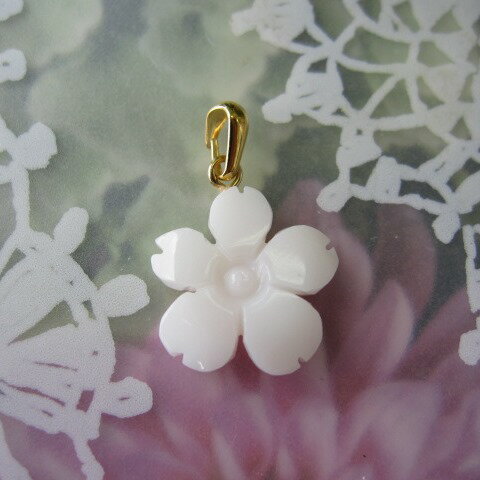 美しい白サンゴ 桜の彫りペンダントトップ (大きめ) 『宝石サンゴ』 珊瑚婚 還暦 誕生日 御祝 厄除 御守 3月の誕生石 ギフト プレゼント 結婚35周年 珊...