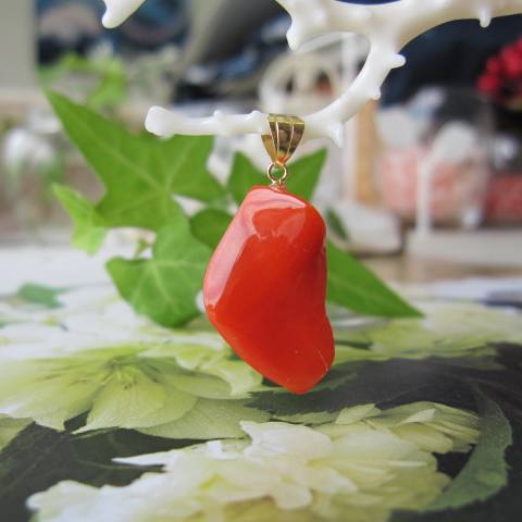 日本・高知産赤珊瑚 変形ペンダントトップ K18 『宝石サンゴ』 珊瑚婚 還暦 誕生日 御祝 厄除 御守 3月の誕生石 ギフト プレゼント 結婚35周年 珊瑚職...