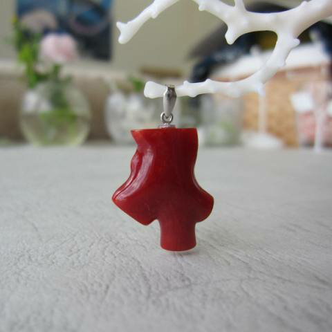 日本・高知沖産血赤珊瑚 変形ペンダントトップ Pt900 天然素材 『宝石サンゴ』 珊瑚婚 還暦 誕生日 御祝 厄除 御守 3月の誕生石 ギフト プレゼント 結婚35周年 珊瑚職人