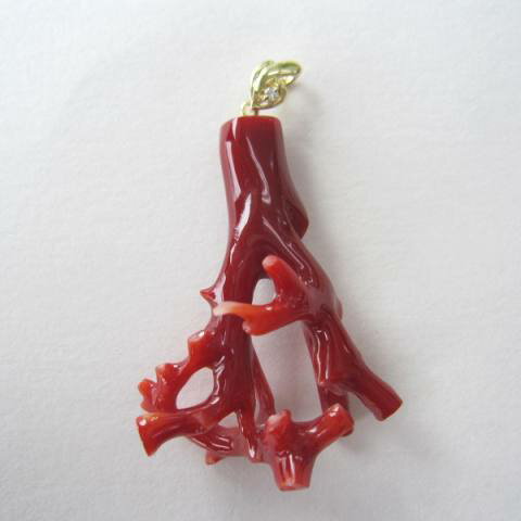 日本・高知産血赤珊瑚 枝 ペンダントトップ K18 ダイヤモンド0.01ct 『宝石サンゴ』 珊瑚婚 還暦 誕生日 御祝 厄除 御守 3月の誕生石 ギフト プレゼント 結婚35周年 珊瑚職人