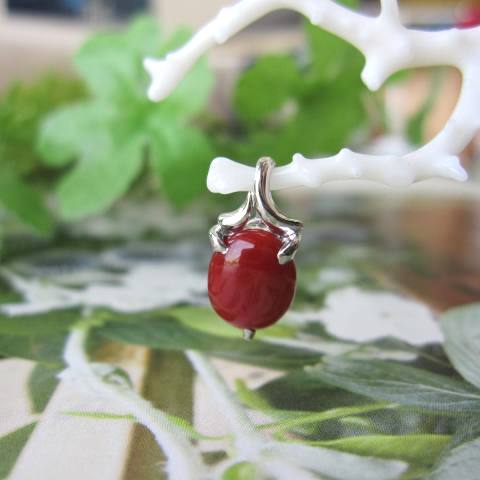 日本・高知産血赤珊瑚 デザインペンダントトップ Pt900 『宝石サンゴ』 珊瑚婚 還暦 誕生日 御祝 厄除 御守 3月の誕生石 ギフト プレゼント 結婚35周年 珊瑚職人