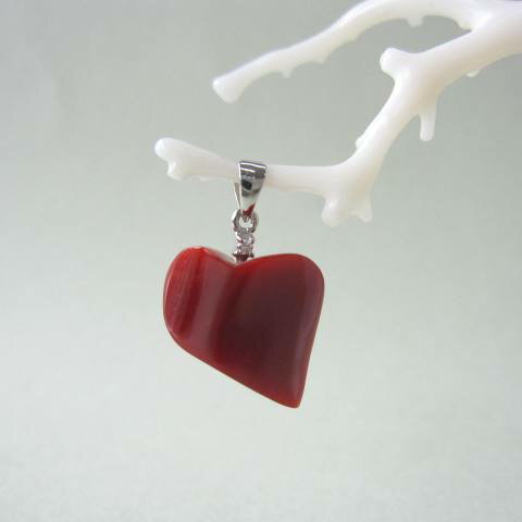 日本・高知産血赤珊瑚 ハートのペンダントトップ K18WG ダイヤモンド0.01ct 『宝石サンゴ』 珊瑚婚 還暦 誕生日 御祝 厄除 御守 3月の誕生石 ギフ...