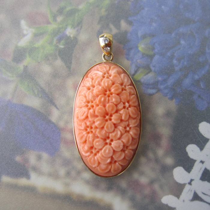 珊瑚職人館ー土佐の桃珊瑚 全面桜の花の彫り オーバルペンダントトップ K18 ダイヤ0.03ct 『宝石サンゴ』 珊瑚婚 還暦 誕生日 御祝 厄除 御守 3月の誕生石 ギフト プレゼント 結婚35周年 珊瑚職人｜アングル2