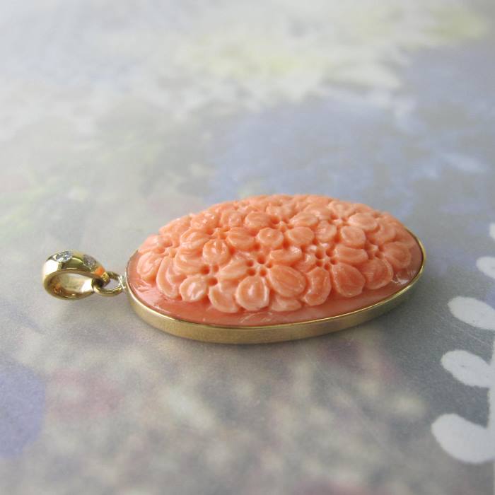珊瑚職人館ー土佐の桃珊瑚 全面桜の花の彫り オーバルペンダントトップ K18 ダイヤ0.03ct 『宝石サンゴ』 珊瑚婚 還暦 誕生日 御祝 厄除 御守 3月の誕生石 ギフト プレゼント 結婚35周年 珊瑚職人｜アングル3