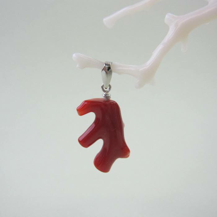 日本・高知産血赤珊瑚 枝のペンダントップ Pt900 『宝石サンゴ』 珊瑚婚 還暦 誕生日 御祝 厄除 御守 3月の誕生石 ギフト プレゼント 結婚35周年 珊瑚職人