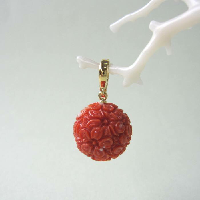 桃珊瑚 桜の花の彫り ペンダントトップ （15.6ミリ） K18 『宝石サンゴ』 珊瑚婚 還暦 誕生日 御祝 厄除 御守 3月の誕生石 ギフト プレゼント 結婚35周年 珊瑚職人