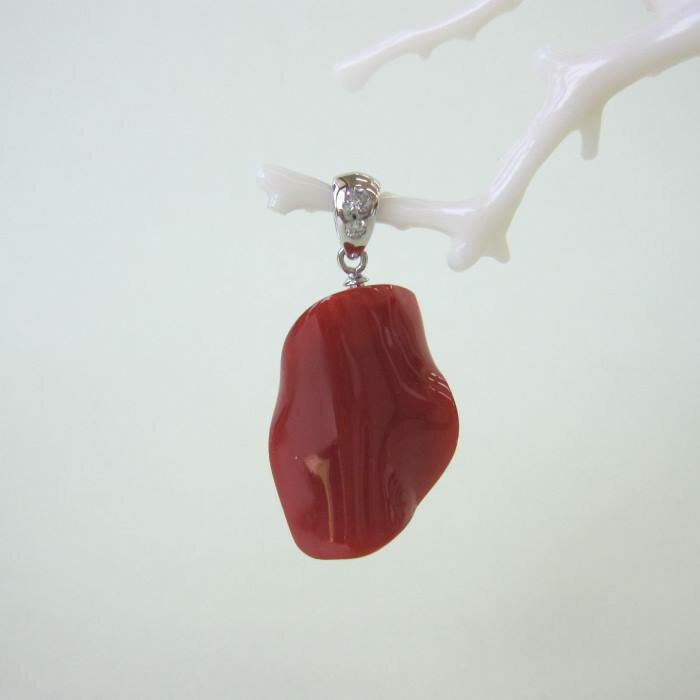 日本・高知産赤珊瑚 変形ペンダントトップ K18WG ダイヤ0.03ct 『宝石サンゴ』 珊瑚婚 還暦 誕生日 御祝 厄除 御守 3月の誕生石 ギフト プレゼント 結婚35周年 珊瑚職人