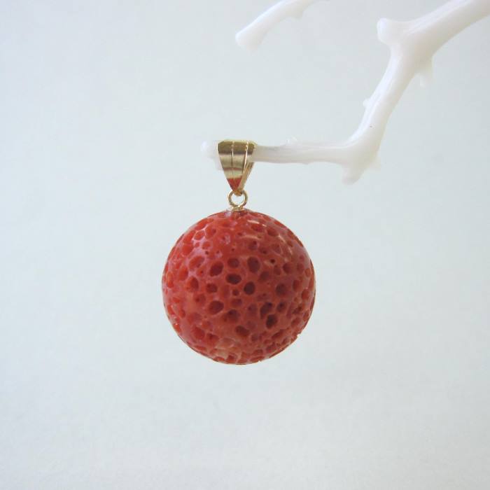 日本 高知産赤珊瑚 す玉 ペンダント 16.3ミリ K18 宝石サンゴ 珊瑚婚 還暦 誕生日 御祝 厄除 御守 3月の誕生石 ギフト プレゼント 結婚35周年 珊瑚職人