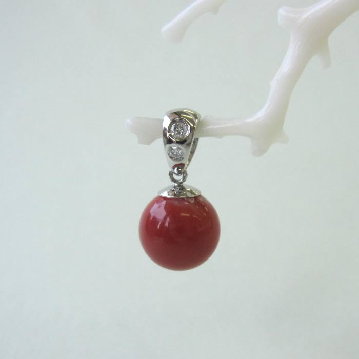 日本 高知産赤珊瑚 丸玉 ペンダントトップ （9.7ミリ） Pt900 ダイヤ0.05ct 宝石サンゴ 珊瑚婚 還暦 誕生日 御祝 厄除 御守 3月の誕生石 ギフト プレゼント 結婚35周年 珊瑚職人