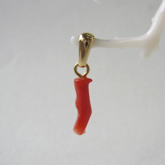 日本 高知産赤珊瑚 枝のプチペンダントトップ 真鍮 宝石サンゴ 珊瑚婚 還暦 誕生日 御祝 厄除 御守 3月の誕生石 ギフト プレゼント 結婚35周年 珊瑚職人