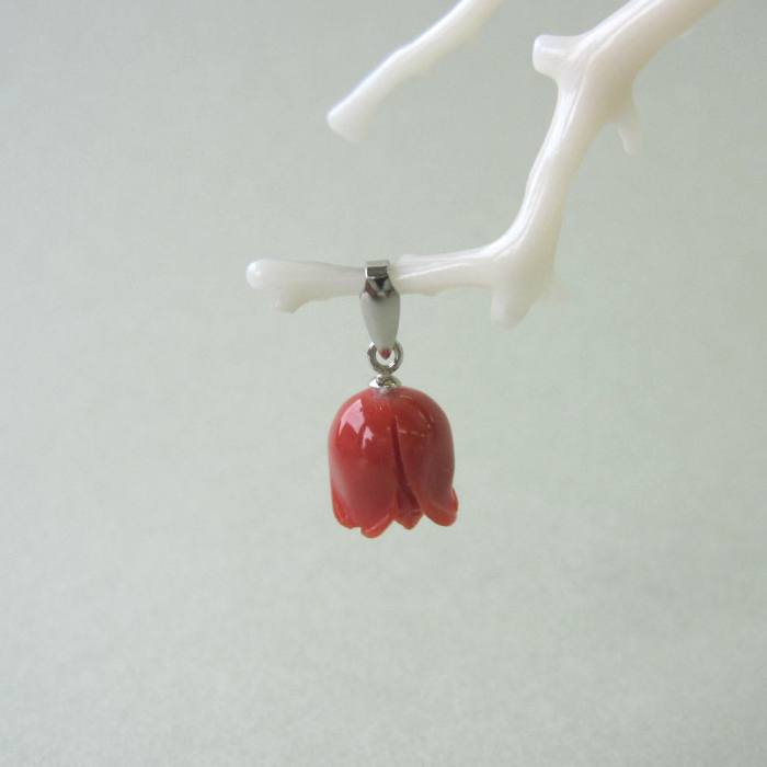 桃珊瑚 薔薇のつぼみ ペンダントトップ Pt900 『宝石サンゴ』 珊瑚婚 還暦 誕生日 御祝 厄除 御守 3月の誕生石 ギフト プレゼント 結婚35周年 珊瑚職人