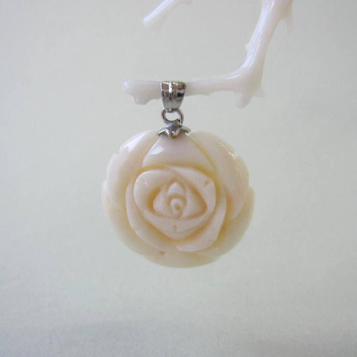ミッド珊瑚 薔薇の花 ペンダントトップ 真鍮 宝石サンゴ 珊瑚婚 還暦 誕生日 御祝 厄除 御守 3月の誕生石 ギフト プレゼント 結婚35周年 珊瑚職人