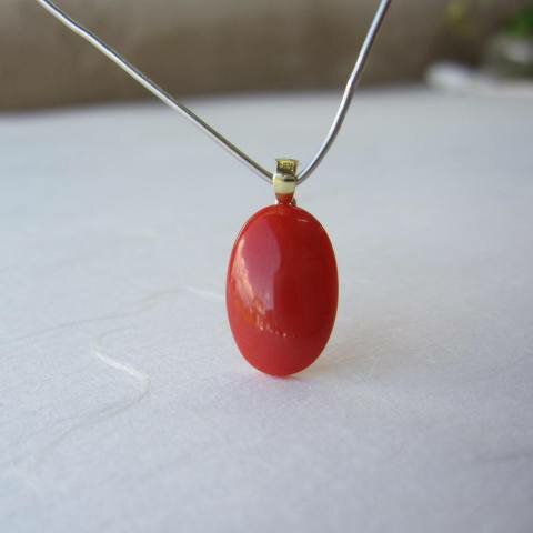 日本・高知産赤珊瑚 オーバルペンダントトップ K18 『宝石サンゴ』 珊瑚婚 還暦 誕生日 御祝 厄除 御守 3月の誕生石 ギフト プレゼント 結婚35周年 珊瑚職人