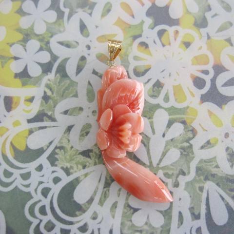 ピンクサンゴ 椿の花のペンダントトップ K18 ツバキ『宝石サンゴ』 珊瑚婚 還暦 誕生日 御祝 厄除 御守 3月の誕生石 ギフト プレゼント 結婚35周年 珊瑚職人