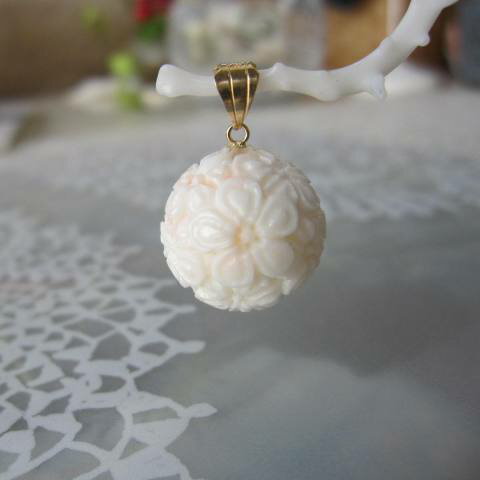 全面彫り 白珊瑚 桜の彫り ペンダントトップ (18.5ミリ) K18 宝石サンゴ 珊瑚婚 還暦 誕生日 御祝 厄除 御守 3月の誕生石 ギフト プレゼント 結婚35周年 珊瑚職人