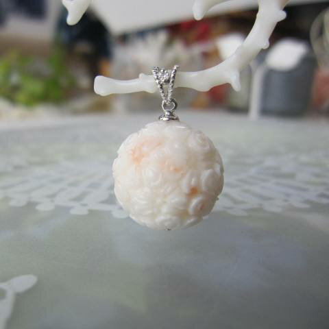 全面彫り 白珊瑚 桜の彫りペンダントトップ (15.7ミリ) K18WG ダイヤ0.01ct 『宝石サンゴ』 珊瑚婚 還暦 誕生日 御祝 厄除 御守 3月の誕生石 ギフト プレゼント 結婚35周年 珊瑚職人