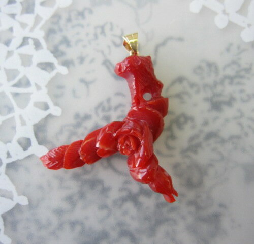 日本・高知沖産血赤サンゴ 薔薇の花ペンダントトップ K18 『宝石サンゴ』 珊瑚婚 還暦 誕生日 御祝 厄除 御守 3月の誕生石 ギフト プレゼント 結婚35周...