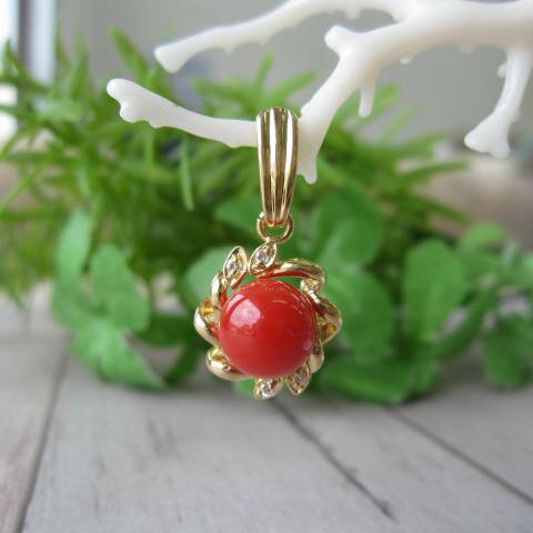 日本・高知産赤珊瑚 丸玉 デザインペンダントトップ (7.9ミリ) K18 『宝石サンゴ』 珊瑚婚 還暦 誕生日 御祝 厄除 御守 3月の誕生石 ギフト プレゼ...