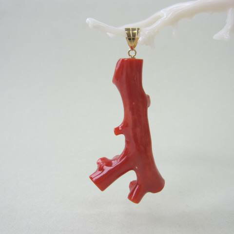 日本・高知産赤珊瑚 枝のペンダントップ K18 『宝石サンゴ』 珊瑚婚 還暦 誕生日 御祝 厄除 御守 3月の誕生石 ギフト プレゼント 結婚35周年 珊瑚職人