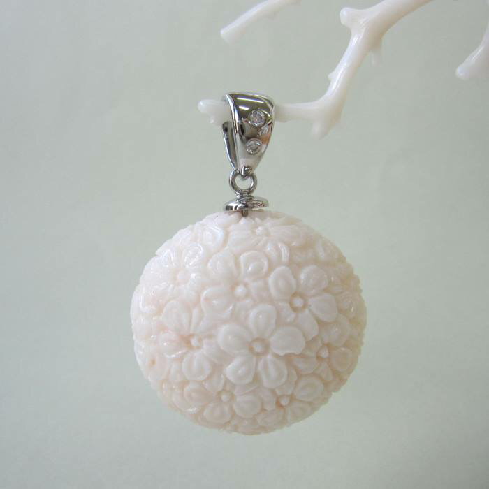 全面彫り 白珊瑚 桜の彫り ラウンド ペンダントトップ (直径約30ミリ) Pt900 ダイヤ0.08ct 『宝石サンゴ』 珊瑚婚 還暦 誕生日 御祝 厄除 御守 3月の誕生石 ギフト プレゼント 結婚35周年 珊瑚職人