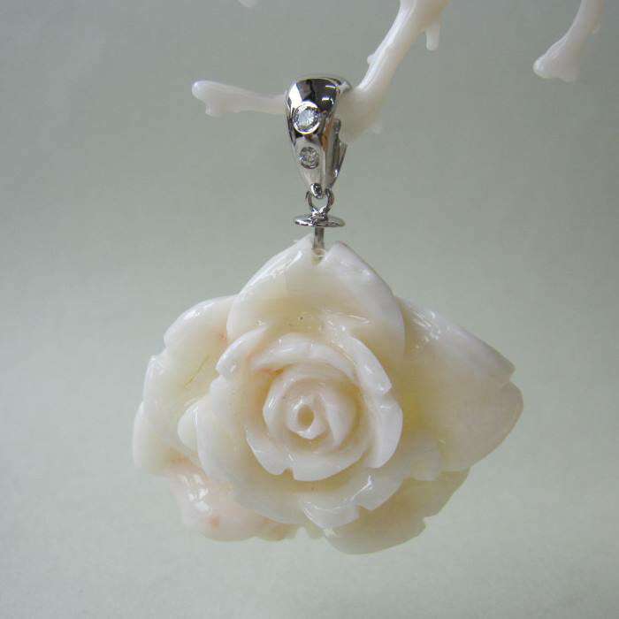 【豪華】 白珊瑚 大輪の薔薇の花 ペンダントトップ Pt900 ダイヤ0.08ct 『宝石サンゴ』 珊瑚婚 還暦 誕生日 御祝 厄除 御守 3月の誕生石 ギフト プレゼント 結婚35周年 珊瑚職人
