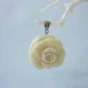 ミッド珊瑚 大輪の薔薇の花 ペンダントトップ 洋銀 宝石サンゴ 珊瑚婚 還暦 誕生日 御祝 厄除 御守 3月の誕生石 ギフト プレゼント 結婚35周年 珊瑚職人