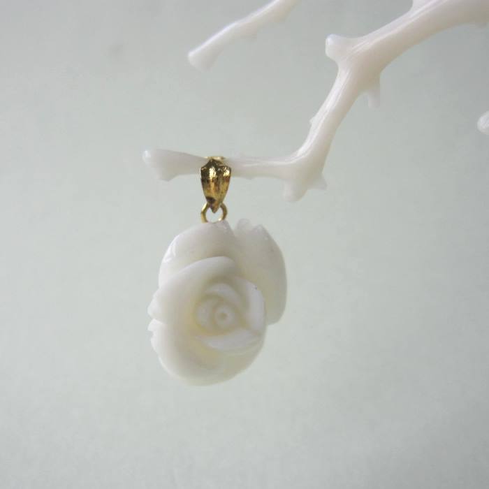 白珊瑚 薔薇ペンダントトップ 洋銀 『宝石サンゴ』 珊瑚婚 還暦 誕生日 御祝 厄除 御守 3月の誕生石 ギフト プレゼント 結婚35周年 珊瑚職人