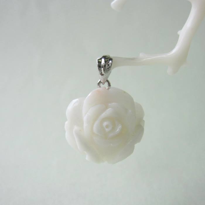 白珊瑚 薔薇の花 ペンダントトップ 洋銀 宝石サンゴ 珊瑚婚 還暦 誕生日 御祝 厄除 御守 3月の誕生石 ギフト プレゼント 結婚35周年 珊瑚職人