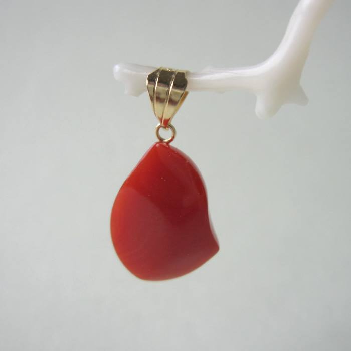 日本 高知産赤サンゴ 変形ペンダントトップ K18 宝石サンゴ 珊瑚婚 還暦 誕生日 御祝 厄除 御守 3月の誕生石 ギフト プレゼント 結婚35周年 珊瑚職人