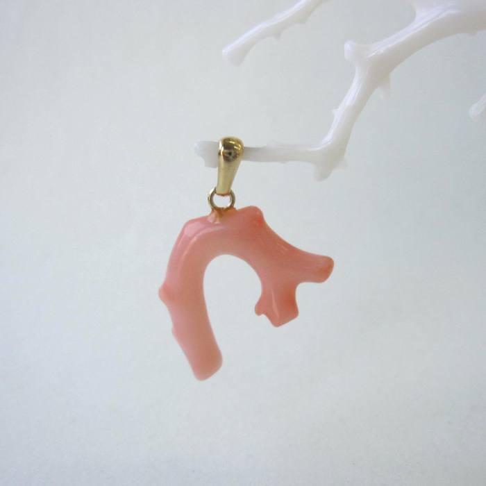 ピンク珊瑚 枝ペンダントトップ 真鍮 天然さんご 宝石サンゴ 珊瑚婚 還暦 誕生日 御祝 厄除 御守 3月の誕生石 ギフト プレゼント 結婚35周年 珊瑚職人
