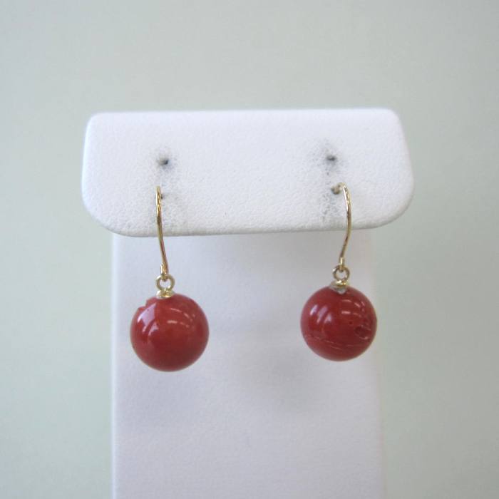 日本 高知産赤珊瑚 す玉 フックピアス (8.4ミリ) K18 宝石サンゴ 珊瑚婚 還暦 誕生日 御祝 厄除 御守 3月の誕生石 ギフト プレゼント 結婚35周...