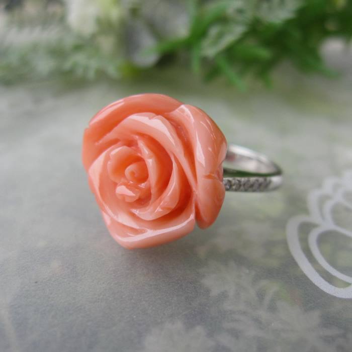 商品説明珊瑚の種類ピンク珊瑚 サイズ・素材薔薇の大きさ：16.7×17.7ミリ厚さ：約10.1ミリダイヤモンド：0.12ct金具：プラチナ900リングサイズ：現状約13号（その他のサイズをご希望の方はお問い合わせください。） (特徴など)珊...