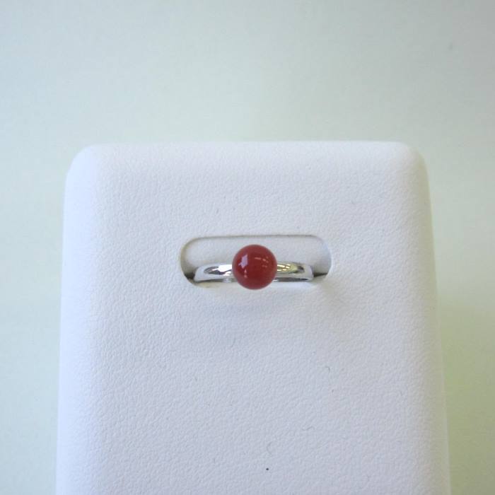 日本 高知産血赤珊瑚 指輪 （5.7ミリ玉） K18WG リング 宝石サンゴ 珊瑚婚 還暦 誕生日 御祝 厄除 御守 3月の誕生石 ギフト プレゼント 結婚35周年 珊瑚職人