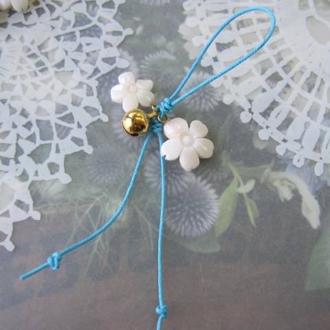 白珊瑚 可愛い桜の花 ストラップ 携帯 アクセ 『宝石サンゴ』 珊瑚婚 還暦 誕生日 御祝 厄除 御守 3月の誕生石 ギフト プレゼント 結婚35周年 珊瑚職人