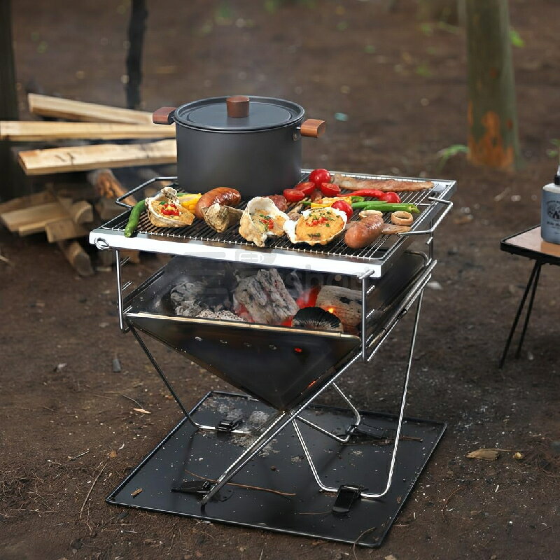 · 1. 【2WAY多機能】焚き火台 &amp; BBQコンロ 焼き網の脱着だけで、「焚き火台」と「バーベキューコンロ」が瞬時に切り替え可能。暖を取るも良し、BBQを楽しむも良し。キャンプ、ソロキャンプ、アウトドア用品として、あらゆるシーンで活躍します。· 2. 【3段階高さ調節】焼き加減を自在にコントロール 焚き火の火力に合わせて、グリルの高さを3段階に調節可能。強火で一気に焼くも良し、弱火でじっくり火を通すも良し。思い通りの焼き加減で、本格的なアウトドア料理を実現します。· 3. 【頑丈＆安定】厚手ステンレス製+固定バックル 本体は「ステンレス製」の厚手素材を採用。高温による変形やサビに強く、長寿命です。さらに底盘の固定バックルと炭床がしっかりロックされるため、使用中のぐらつきがなく、安全で安定した焚き火を楽しめます。· 4. 【超コンパクト】折りたたみ式＆収納バッグ付き 使用後はパタンと「折りたたみ」可能。専用収納バッグに収まるサイズで、持ち運びも収納もラクラクです。「コンパクト」「軽量」なので、車のトランクや自宅保管で場所を取らず、ソロキャンプ用品としても最適です。· 5. 【細部までこだわり設計】使いやすさ＆お手入れ簡単 「加粗」のステンレス焼き網を採用し、耐久性も抜群。炭床は取り外し可能なので、使用後の後片付けも簡単です。キャンプギアに求める全ての機能を凝縮した、ハイクオリティな逸品です。&nbsp;2WAY 焚き火台＆バーベキューコンロアウトドアシーンを、もっと自由に、もっと快適に。お届けするのは、「焚き火台」と「バーベキューコンロ」、ふたつの魅力を一つに凝縮した多目的ギアです。焼き網を外せば、たちまち炎を囲む暖かな焚き火タイムに。網をセットすれば、本格的なバーベキューが楽しめます。ソロキャンプからファミリーキャンプまで、あらゆるアウトドアシーンで、あなたの「やりたい」を叶えます。こだわりは、使い勝手を極限まで追求した設計にあります。3段階に調節可能なグリルは、火力に合わせてベストな高さを選べるので、食材に合わせた絶妙な焼き加減を実現。本体は厚手のステンレス製で、熱による変形や錆びに強く、長く愛用いただけます。折りたたみ時は驚くほどコンパクトになり、専用収納バッグに収まるため、持ち運びや収納に場所を取りません。細部にまで行き届いた、安定感のある構造と、掃除のしやすさ。キャンプギアに求めるすべての要素を、高い次元でバランスよく融合させました。注意事項:1、 手作業で計測しているため、1～3cmの誤差が生じる場合があります，ご理解ください。2、 ディスプレイや照明の違いにより、色が若干異なる場合がありますが、理解していただきありがとうございます。3、この製品の使用中に問題が発生した場合は、時間内にご連絡ください。24時間以内に返信いたします。&nbsp; &nbsp; &nbsp; &nbsp; &nbsp; &nbsp; &nbsp; &nbsp; &nbsp; &nbsp; &nbsp; &nbsp; &nbsp; &nbsp; &nbsp; &nbsp; &nbsp; &nbsp; &nbsp; &nbsp; &nbsp; &nbsp; &nbsp;4、輸送中に多少の衝撃が加わる可能性がございます。万が一不具合や破損などがございましたら、部品の再送など対応させていただきますので、お気軽にご連絡くださいませ。5、商品が多いため、発送時に説明書をお送りし忘れることがございます。万が一、説明書が届いていない場合や、商品組み立てに関してご不明点がございましたら、お手数ですがご連絡いただけますようお願い申し上げます。電子版の説明書を再送させていただきますので、どうぞご安心ください。お客様にはご理解いただきますようお願い申し上げます。お客様のご支援が、私たちの励みとなっております。6、もし特大サイズ荷物となる場合は、、配達日時の指定はできません。ご了承ください。 1F 玄関でのお渡し となります。また配達の際に、大変恐縮ですが、お客様ご自身で荷下ろしのご手配をお願いいたします。体積デカい商品のため、運送中万が一小さい破損が起こる場合、壊れた部品を再発送することが対応可能です。返品返金受けかねます。沖縄、北海道、離島などの住所について送料は別途です。ご理解よろしくお願い申し上げます。· 1. 【2WAY多機能】焚き火台 &amp; BBQコンロ 焼き網の脱着だけで、「焚き火台」と「バーベキューコンロ」が瞬時に切り替え可能。暖を取るも良し、BBQを楽しむも良し。キャンプ、ソロキャンプ、アウトドア用品として、あらゆるシーンで活躍します。· 2. 【3段階高さ調節】焼き加減を自在にコントロール 焚き火の火力に合わせて、グリルの高さを3段階に調節可能。強火で一気に焼くも良し、弱火でじっくり火を通すも良し。思い通りの焼き加減で、本格的なアウトドア料理を実現します。· 3. 【頑丈＆安定】厚手ステンレス製+固定バックル 本体は「ステンレス製」の厚手素材を採用。高温による変形やサビに強く、長寿命です。さらに底盘の固定バックルと炭床がしっかりロックされるため、使用中のぐらつきがなく、安全で安定した焚き火を楽しめます。· 4. 【超コンパクト】折りたたみ式＆収納バッグ付き 使用後はパタンと「折りたたみ」可能。専用収納バッグに収まるサイズで、持ち運びも収納もラクラクです。「コンパクト」「軽量」なので、車のトランクや自宅保管で場所を取らず、ソロキャンプ用品としても最適です。· 5. 【細部までこだわり設計】使いやすさ＆お手入れ簡単 「加粗」のステンレス焼き網を採用し、耐久性も抜群。炭床は取り外し可能なので、使用後の後片付けも簡単です。キャンプギアに求める全ての機能を凝縮した、ハイクオリティな逸品です。&nbsp;2WAY 焚き火台＆バーベキューコンロアウトドアシーンを、もっと自由に、もっと快適に。お届けするのは、「焚き火台」と「バーベキューコンロ」、ふたつの魅力を一つに凝縮した多目的ギアです。焼き網を外せば、たちまち炎を囲む暖かな焚き火タイムに。網をセットすれば、本格的なバーベキューが楽しめます。ソロキャンプからファミリーキャンプまで、あらゆるアウトドアシーンで、あなたの「やりたい」を叶えます。こだわりは、使い勝手を極限まで追求した設計にあります。3段階に調節可能なグリルは、火力に合わせてベストな高さを選べるので、食材に合わせた絶妙な焼き加減を実現。本体は厚手のステンレス製で、熱による変形や錆びに強く、長く愛用いただけます。折りたたみ時は驚くほどコンパクトになり、専用収納バッグに収まるため、持ち運びや収納に場所を取りません。細部にまで行き届いた、安定感のある構造と、掃除のしやすさ。キャンプギアに求めるすべての要素を、高い次元でバランスよく融合させました。注意事項:1、 手作業で計測しているため、1～3cmの誤差が生じる場合があります，ご理解ください。2、 ディスプレイや照明の違いにより、色が若干異なる場合がありますが、理解していただきありがとうございます。3、この製品の使用中に問題が発生した場合は、時間内にご連絡ください。24時間以内に返信いたします。&nbsp; &nbsp; &nbsp; &nbsp; &nbsp; &nbsp; &nbsp; &nbsp; &nbsp; &nbsp; &nbsp; &nbsp; &nbsp; &nbsp; &nbsp; &nbsp; &nbsp; &nbsp; &nbsp; &nbsp; &nbsp; &nbsp; &nbsp;4、輸送中に多少の衝撃が加わる可能性がございます。万が一不具合や破損などがございましたら、部品の再送など対応させていただきますので、お気軽にご連絡くださいませ。5、商品が多いため、発送時に説明書をお送りし忘れることがございます。万が一、説明書が届いていない場合や、商品組み立てに関してご不明点がございましたら、お手数ですがご連絡いただけますようお願い申し上げます。電子版の説明書を再送させていただきますので、どうぞご安心ください。お客様にはご理解いただきますようお願い申し上げます。お客様のご支援が、私たちの励みとなっております。6、もし特大サイズ荷物となる場合は、、配達日時の指定はできません。ご了承ください。 1F 玄関でのお渡し となります。また配達の際に、大変恐縮ですが、お客様ご自身で荷下ろしのご手配をお願いいたします。体積デカい商品のため、運送中万が一小さい破損が起こる場合、壊れた部品を再発送することが対応可能です。返品返金受けかねます。沖縄、北海道、離島などの住所について送料は別途です。ご理解よろしくお願い申し上げます。