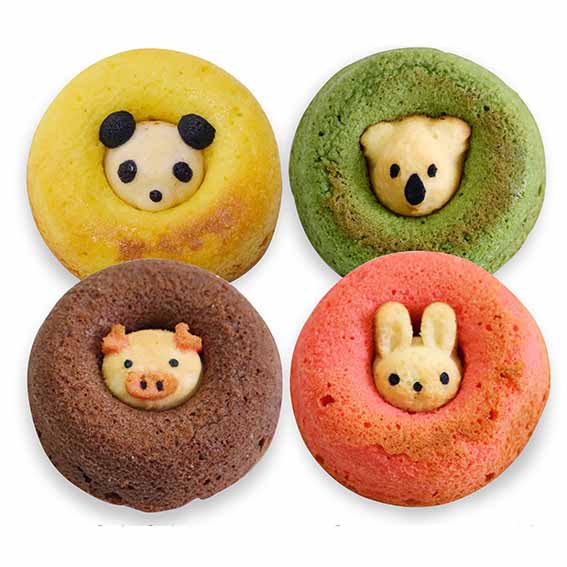 バナナ味（パンダ）1個＋イチゴ味（うさぎ）1個＋ココア味（ブタ）1個＋抹茶味（コアラ）1個のセット。 北九州の洋菓子の名店「ドルチェ・ディ・ロッカ・カリーノ」が展開する、かわいい動物たちが顔を出す「ZOONUTS（ズーナッツ）」。動物たちの細かい特徴や、表情まで、パティシエがこだわって作っているのがカリーノのこだわりです。九州産の原料をメインに使用したヘルシーな焼きドーナツは、大人から子供までたいへん喜ばれています。 当ショップは、「ドルチェ・ディ・ロッカ・カリーノ」のオフィシャル販売店ですので、幅広いアイテム展開と、オフィシャル店限定の「MIXフレーバーシリーズ」も購入可能です。