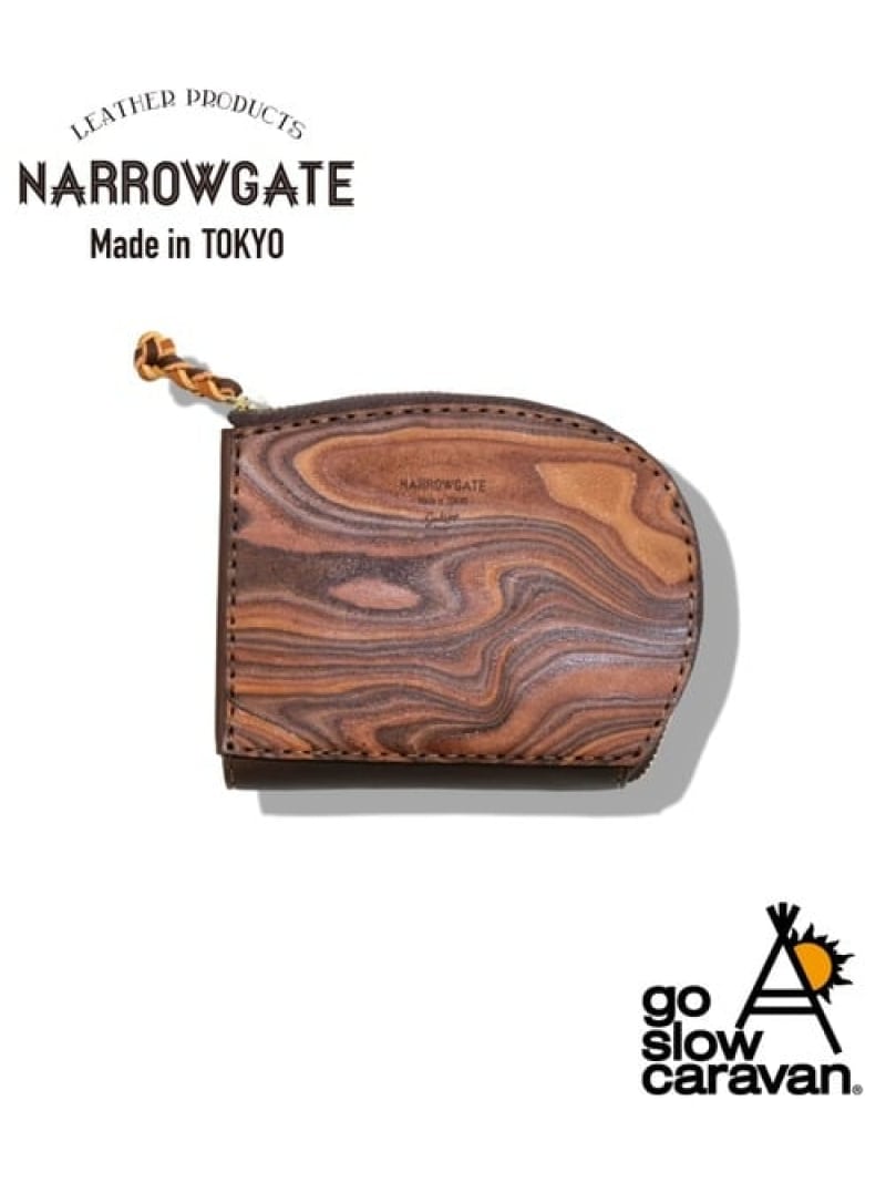 【予約商品について】 ※「先行予約販売中」「予約販売中」をご注文の際は予約商品についてをご確認ください。■重要なお知らせ※ 当店では、ギフト配送サービス及びラッピングサービスを行っておりません。ラッピング・ギフト配送について同時に複数の商品を注文された場合メーカー希望小売価格について置き配についてご利用ガイドgo slow caravan（ゴースローキャラバン）【GSC別注】NARROW GATE×GSC Lショートウォレット【 NARROW GATE × go slow caravan 】ミニマムウォレットスキモレザーと姫路レザーの牛ヌメ革を使用した【 Narrow Gate 】と【 go slow caravan 】のレザーシリーズ。L字ファスナーで開く、使いやすいショートウォレット。コインポケット、2箇所のカードポケット、お札が二つ折りで収納可能。マルチに使えるお財布です。革は工房にて一枚一枚手染めをし、3本撚りのロウ引き糸で手縫い。日本国内で製作された革製品です。本革による経年変化をお楽しみください。【 スキモレザー 】漉き模様革（スキモレザー）は、型押しした革を幾重にも貼り重ね、水平方向に漉くことによって美しい諧調を持つ革の断面が大きく広がり、変幻自在の線模様と相まって革の素晴らしさを遺憾なく表現できます。さらに漉き面には模様に沿った起伏が表れ、印刷などでは成し得ない立体的な感触を持ち合わせています。【 Narrow Gate／ナローゲート 】東京を拠点に 2014年より作品製作を開始。“温故知新”をテーマに牛ヌメ革を使い、手染め手縫い仕上げの作品を発信。全国の野外音楽イベントやクラフトフェアなどを中心に出店を行う。修理・カスタムなどのアフターケアも承っているレザーブランド。型番：702311025005-084-09 PH7009【採寸】サイズたてよこマチF10.512.52商品のサイズについて【商品詳細】素材：COW LEATHER100%サイズ：F※画面上と実物では多少色具合が異なって見える場合もございます。ご了承ください。商品のカラーについて