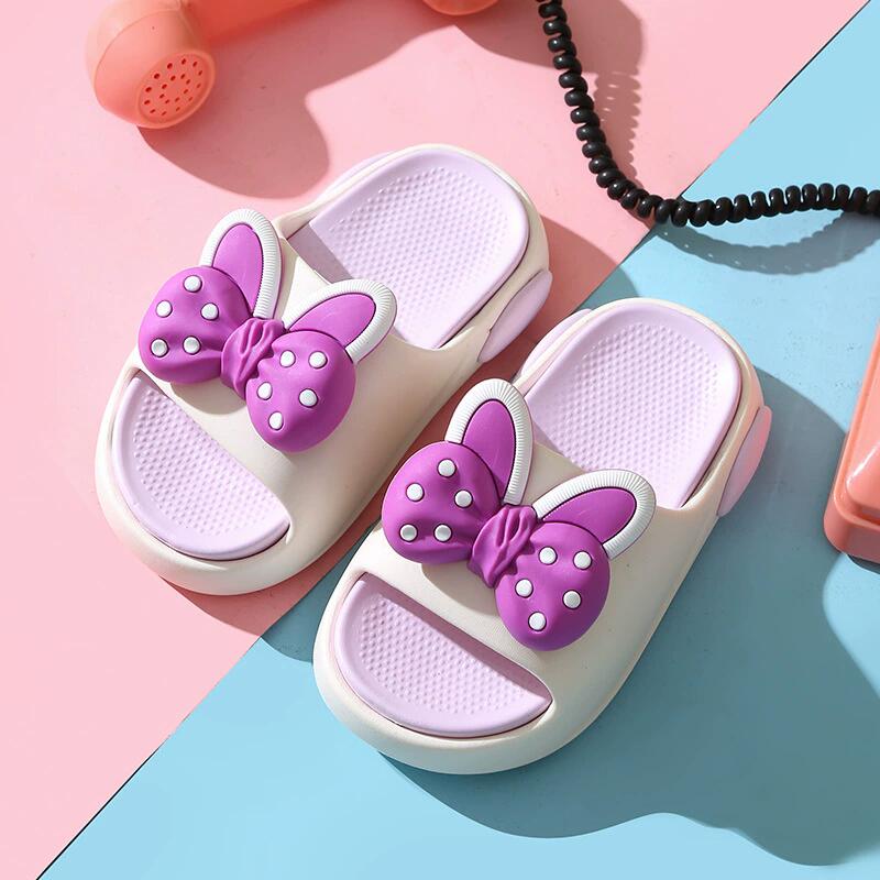 デザイン: 可愛いリボン付きのキッズ用スリッパ、ピンク色のドット柄リボンがアクセントとなり、お子様に人気のデザイン 快適性: 軽量設計で子供の足への負担を軽減、通気性の良い素材を使用して蒸れにくい構造 安全設計: 滑り止め付きの靴底で安全な歩行をサポート、室内での転倒防止に配慮 お手入れ簡単: 水洗い可能で清潔に保てる、毎日の使用に適した実用的な設計 用途: 室内履き専用のルームシューズとして最適、保育園や幼稚園での上履きとしても使用可能