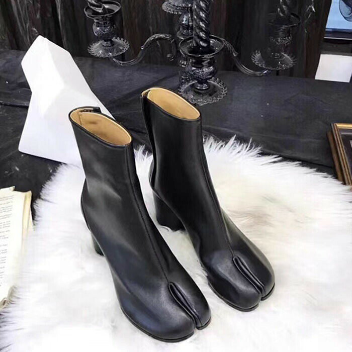 商品情報人気のタビデザインにブーツが仲間入り。この秋冬、おしゃれさんはみんな狙ってる!いつものスタイルに合わせるだけで、一気に大人の洒落感がプラスされる魅力の一足。デニムなど普段のカジュアルコーデを格上げする少しエッジの効いたタビデザインが〇フェミニンなスタイルに合わせるのも!甘くならないフォルムが大人女子にぴったりです。親指と人差し指の間には足袋のように仕切りがあり、足先が2つに分かれることでしっかりと足にフィット。指先で踏ん張れるので歩きやすいのも特徴です。また親指を分けることで力が分散するので、外反母趾の予防効果も〇8cmヒールは美脚効果と安定感できれいなシルエットを演出します。スタイルアップも叶うのに走れちゃう!デイリーに履けるちょうどよいヒール高が嬉しい。足首が細くなっているので、履くだけで細見え効果あり。デザイン性が高く、スカートに合わせてもパンツに合わせても、おしゃれに決まるladiesアイテムです。仕様22.0cm(34)22.5cm(35)23.0cm(36)23.5cm(37)24.0cm(38)24.5cm(39)25.0cm(40)25.5cm(41)26.0cm(42)※普通の方【標準サイズ】をおススメします。※甲高、幅広の方【1サイズ大きめ】をおススメします。※サイズ感と履き心地は個人差がございますので、あくまでも目安としてご覧ください。納期商品ページの納期で発送予定、申し訳ございませんが、日時指定は御遠慮下さい。お急ぎの方はご了承ください。(天候や交通事情等の都合により配送期間は前後いたします。予めご承知下さいませ)カートに入れる際は必ず項目選択肢ところに出荷までの日数をご確認いただいた上、ご注文くださいますようお願い申し上げます。システムで在庫調整を行っておりますが、ご注文・入金のタイミングにより在庫数更新が間に合わず、ご注文頂いた商品が欠品となる場合もございます。欠品となった場合は、その旨をメールにてご連絡させて頂きます。関連検索キーワード足袋ブーツ レディース タビブーツ ショートブーツ 軽量 ショート丈 太ヒール 婦人靴ハイヒール 黒 立ち仕事 可愛い 靴 和装 着物 スエード シンプル 疲れにくい 歩きやすい防寒 カジュアル ビジネスカジュアル 通勤 通学 おしゃれ 秋 冬 料無料 ブーツ ストレッチブーツ ィース ラウンドトゥ 太ヒール 痛くない履きやすい 柔らかい 脚長 美脚 安定感り チャンキーヒール 太めヒール ハイヒール 秋 冬 シンプルおしゃれ ブーティー ディース レディス 女性用 人気 コスプレブーツ製造過程における小さなキズ、シミなどが見られる場合がございますが、不良品ではございません。出荷時にすべての商品を検品しておりますが、ご了承ください。土日は休業日です。メールなどの対応、発送業務も行っておりません、ご了承下さい。弊社からのご連絡は、平日営業時間内及び休日明けになります。ご了承ください。足袋ブーツ ブーツ レディース ショー 靴 人気 ブラック(スムース) シルバー ホワイト ブラウン (35)22.5cm (36)23.0cm (37)23.5cm (38)24.0cm (39)24.5cm (40)25.0cm (41)25.5cm (42)26.0cm