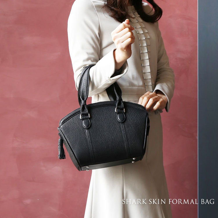 【24h限定10%off】シャーク ブラック フォーマルバッグ レディース 日本製 タッセル デザイン ノーマル ハンドバッグ JRA あおりポケット 付き 黒色 冠婚葬祭 サメ革 鮫革 ギフト プレゼント 4FA (7147r) 2