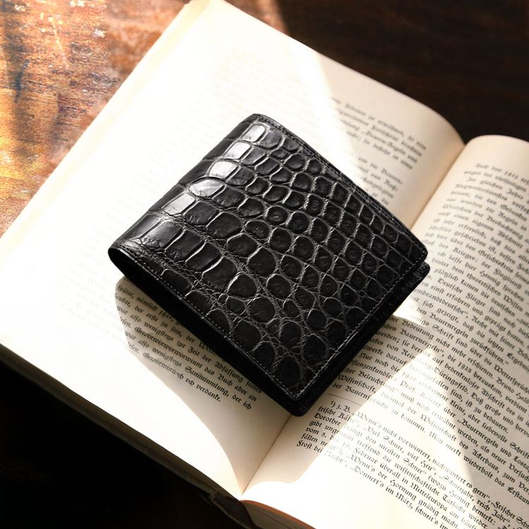 折り財布 メンズ クロコダイル 日本製 二つ折り 財布 マット 加工 一枚革 無双 小銭入れ付き クロコダ..