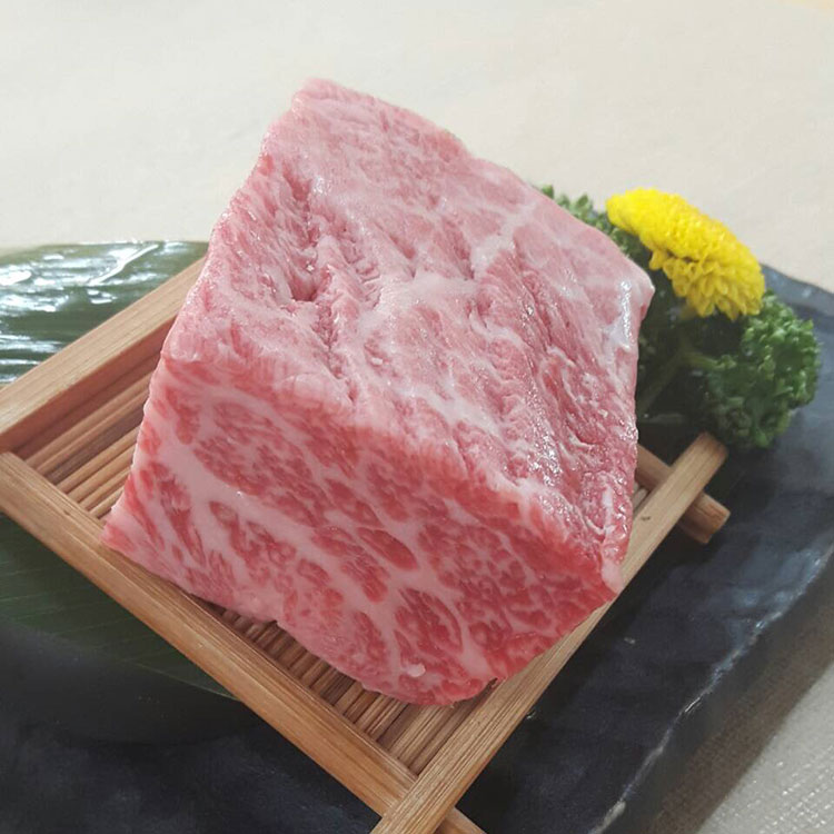 熊本和牛 あか牛 三角バラ ブロック（塊肉） 100g■希少部位■赤牛 褐牛 あかうし 赤身肉 褐毛和種 阿蘇 ..