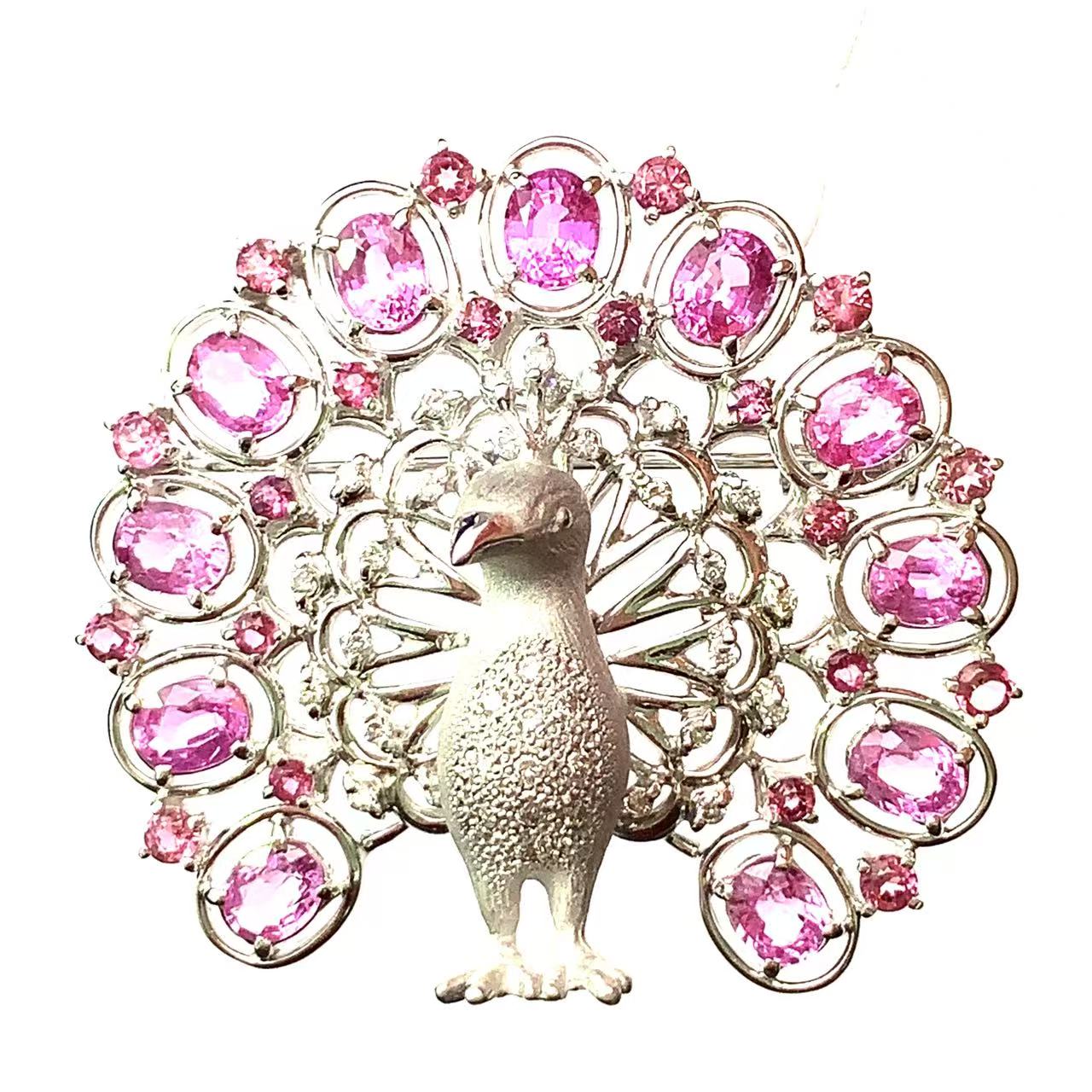 商品詳細 状態 中古（非常に良い） 素材 ■K14/18WG ■宝石：サファイヤ5.25/1.03・ダイヤモンド0.37 詳細 ■ペンダントサイズ：約縦37mm × 横42mm ■重さ：18.3g 付属品 品質保証書 注意 ※多少の誤差が生...