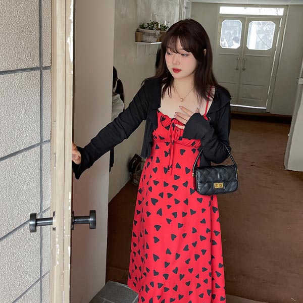 大きいサイズ セットアップ カーディガン+肩紐ワンピース フリル襟 フリル袖 フロントオープン ショート丈 ハートドットプリント 調節できる肩紐 胸リボン エンパイアワンピース ブラック レッド LL 3L 4L 5L 6L / 着回し 大人カワイイ 2022秋冬新着【予約】
