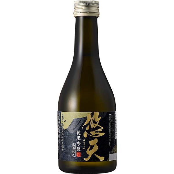 芳醇かつ澄み切った味わい。最高に美味しい“辛口”を目指した純米吟醸 辛口で、すっきりとした味わいながらも吟醸香と米の旨みをしっかり感じられる純米吟醸です。 原料へのこだわりはもちろん、最高の美味しさを求めて製法にも吟味を重ね、上槽（じょうそう）し、滓下げ後は、すぐに瓶詰めして火入れは1回のみ。 さらに、特製の氷温庫で熟成を促し、つねに最上の品質で出荷することを可能にしました。やわらかい飲み口、旨み、香り、そして飲んだ後に広がる余韻まで楽しめる、飽きのこない日本酒です。 辛口ならではのシャープな味わいが引き立つ涼冷え（15℃）のほか、常温（20℃）などでもおいしくいただけます。お酒とともに料理の味を引き立てる、食中酒としてもおすすめです。 けっして飲み飽きず、辛口ながらも強く印象に残る『悠天（ゆうてん）』 お酒の個性が強いと料理の味を邪魔したり、「1杯だけで充分」と飲み飽きてしまうことがあります。 また、辛口であれば、どんな料理とも合いやすいと思えますが、お酒そのものに個性が感じられず、味が単調で印象が残らなくなってしまいます。 最高に美味しい日本酒を目指して誕生した『悠天』は、大吟醸レベルの精米、すっきりと仕上がる酵母、フレッシュな鮮度を保つ製法により、淡麗辛口な味わいを実現。 香り高い麹と、高品質な米産地として名高い新潟県産の米を100％使用し、ふわりと広がる吟醸香と旨みを引き出しました。 成分 【酒質／分類】清酒／純米吟醸 【内容量】300ml 【原材料】米（新潟）、米麹（新潟） 【原料米】麹米：五百万石（新潟）　掛米：こしいぶき（新潟） 【精米歩合】50％ 【アルコール分】15.0％ 【日本酒度】＋4※ 【酸度】2.0※ 【保存方法】直射日光の当たらない冷暗所で保存してください。 ※数値は管理目標値となります。 DHC酒造のこだわり 「米」「技」「設備」「鮮度」の4つにこだわり、美味しく、高品質な清酒だけを真心込めてお届けします。 1＞日本酒の主役“米”選びのこだわり 日本酒の味を決める要となる“お米”。DHC酒造が原料として扱うお米は、新潟県産米のみを使用しています。肥沃な大地で育った高品質な米を原料に、美味しく高品質な日本酒を造り出しています。 2＞日本酒の仕上がりを左右する、熟練の“技” 洗米条件、麹、発酵管理まで細心の注意を払い、徹底した管理のもとで調整。職人の技が味を完成させます。 3＞伝統製法と最新鋭設備の融合 冷却設備付き発酵タンクや瓶詰め保管冷蔵設備などを導入。伝統を守りながら現代技術を融合し、安定した品質でお届けします。 4＞酸化や味の劣化を防ぐ“鮮度”へのこだわり 火入れ後は−4℃前後の瓶詰め氷温冷蔵を導入。時間をかけて作業することでフレッシュな鮮度を保ちます。 お酒をもっと楽しむために！日本酒の豆知識 ■精米歩合 磨く割合が大きいほど精米歩合は低くなり、雑味の少ない洗練された味わいになります。 ■日本酒度 ＋は辛口、−は甘口の目安。 大辛口　＋6.0以上 辛口　＋3.5〜＋5.9 やや辛口　＋1.5〜＋3.4 普通　−1.4〜＋1.4 やや甘口　−1.5〜−3.4 甘口　−3.5〜−5.9 大甘口　−6.0以上 &nbsp; ■酸度 酸には味を引き締める作用があり、日本酒にハリやキレをもたらします。 酸度が高い：より濃醇 酸度が低い：より淡麗 &nbsp; 20歳未満の飲酒は法律で禁止されています。 三明屋は20歳未満の方に酒類を販売しません。 ご注意 ※開栓時は十分にご注意ください。 ※妊娠中・授乳期の飲酒はお控えください。 ※直射日光を避け、冷暗所で保存してください。 ※開栓後はお早めにお召し上がりください。 ※びんが割れてケガをすることがあります。びんへの衝撃、冷凍保管、日なたへの放置は避けてください。 ※空きびんはリサイクルにお出しください。 【検索キーワード】 日本酒 純米吟醸 純米吟醸酒 新潟県産 新潟地酒 新潟清酒 悠天 ゆうてん DHC酒造 五百万石 こしいぶき 精米歩合50％ 淡麗辛口 新辛口 すっきり フルーティー 吟醸香 米の旨み 食中酒 和食 海鮮 地酒 清酒 冷酒 涼冷え 常温 300ml 小瓶 飲みきり お試し 家飲み 晩酌 宅飲み 酒ギフト 日本酒ギフト プレゼント 贈り物 お祝い 誕生日 父の日 敬老の日 お中元 お歳暮 お年賀 内祝い 手土産
