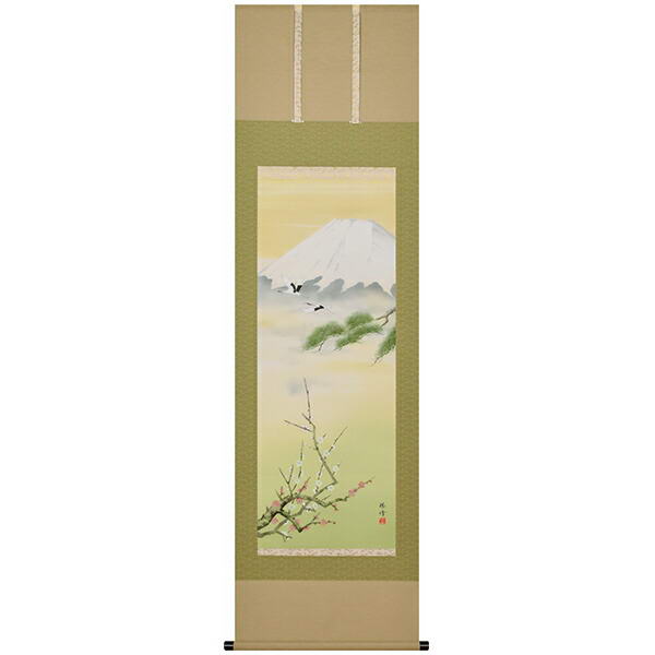 掛軸 掛け軸 飾り 半間床用 尺五立 縁起商品説明 商品番号 A-8945 商品名 掛軸 富士に紅白梅(ふじにこうはくばい) - 金城瑞峰筆 内容 日本の象徴の霊峰富士。松は千年たっても変わらず、紅白の梅は「産め(うめ)」に通じ、一年でもっとも早く花をつける縁起の良い花です。二羽の夫婦鶴が新年の門出を祝うかのように飛んでいます。 仕様 ●　寸法(約)／190×54.5cm ●　新絹本(ジグレー版画) ●　三段表装 ●　桐箱収納 備考 ※　お届け：3日〜10日(営業日)でお届けします。欠品の際はお届けに約1ヵ月かかる場合があります。