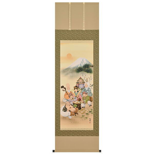 掛軸 掛け軸 飾り 半間床用 尺五立 縁起商品説明 商品番号 A-8949 商品名 掛軸 吉祥七福神満開之図 - 石田朝霞筆 内容 金雲がかかる霊峰富士を背景に、縁起最勝の七福神が勢ぞろいしました。画中には松竹梅も描かれたお正月向けの吉祥掛軸です。 仕様 ●　寸法(約)／190×54.5cm ●　新絹本(ジグレー版画) ●　三段表装 ●　桐箱収納 備考 ※　お届け：3日〜10日(営業日)でお届けします。欠品の際はお届けに約1ヵ月かかる場合があります。
